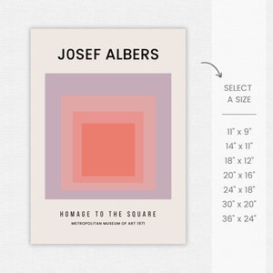 Może przedstawiać: Minimalistyczny plakat z geometrycznym wzorem kwadrat&oacute;w w odcieniach r&oacute;żu i czerwieni. Plakat nosi tytuł "JOSEF ALBERS" i "HOMAGE TO THE SQUARE" z tekstem "METROPOLITAN MUSEUM OF ART 1971". Plakat jest dostępny w r&oacute;żnych rozmiarach, od 28 cm x 23 cm do 91 cm x 61 cm.