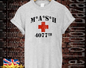 Maglietta Unisex Mash 4077th Serie TV Anni 70 - Bianca Taglia Regolare