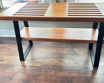Banco de listones de madera de cerezo con estante: Mesa de centro estilo George Nelson