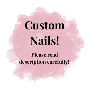 以下が含まれることがあります： ピンク色の水彩画風の背景に、黒字で「Custom Nails!」と書かれ、その下に小さなフォントで「Please read description carefully!」と書かれています。 この画像は、カスタムネイルサービスを宣伝するために設計されています。