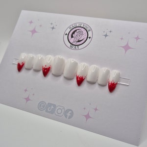 Uñas postizas personalizadas con dientes sangrientos y colmillos de vampiro para Halloween