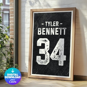 Könnte beinhalten: Schwarz-weißes druckbares Poster mit einem abgenutzten, Vintage-Design. Das Poster zeigt den Namen "Tyler Bennett" und die Nummer "34" in einer großen, fetten Schrift.