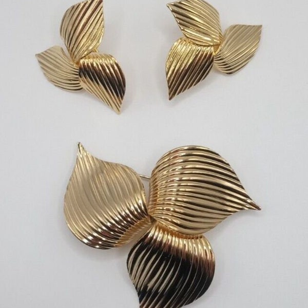 Sarah Coventry Golden Trillium Brooch and Clip-On Earrings 1960's Signed