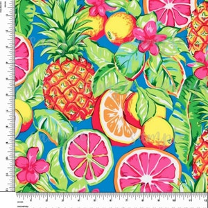 Peut inclure: Tissu imprimé tropical vibrant avec un motif répétitif d'ananas, de citrons, de limes et de tranches de pamplemousse roses sur un fond bleu vif. Le tissu est parfait pour les projets d'artisanat, la décoration de la maison et les vêtements.