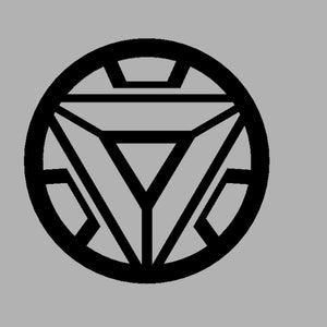 Può includere: Illustrazione stilizzata in bianco e nero del logo Iron Man. Il logo è un cerchio con un triangolo al suo interno. Il triangolo ha un triangolo più piccolo al suo interno.