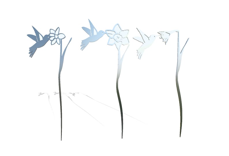 Op de afbeelding: Drie metalen silhouetten van kolibries die zich voeden met narcissen. De kolibries zijn in de vlucht en de narcissen bloeien. De silhouetten zijn lichtblauw.