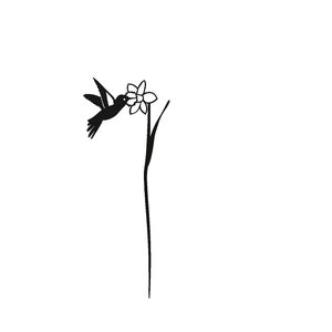Op de afbeelding: Een zwart silhouet van een kolibrie die nectar drinkt uit een bloem.
