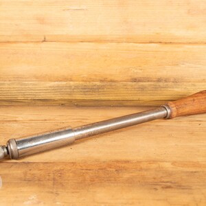 Chave de fenda espiral vintage estilo Yankee com catraca, cabo de madeira, ferramenta manual para carpinteiros e marceneiros. Item de colecionador.