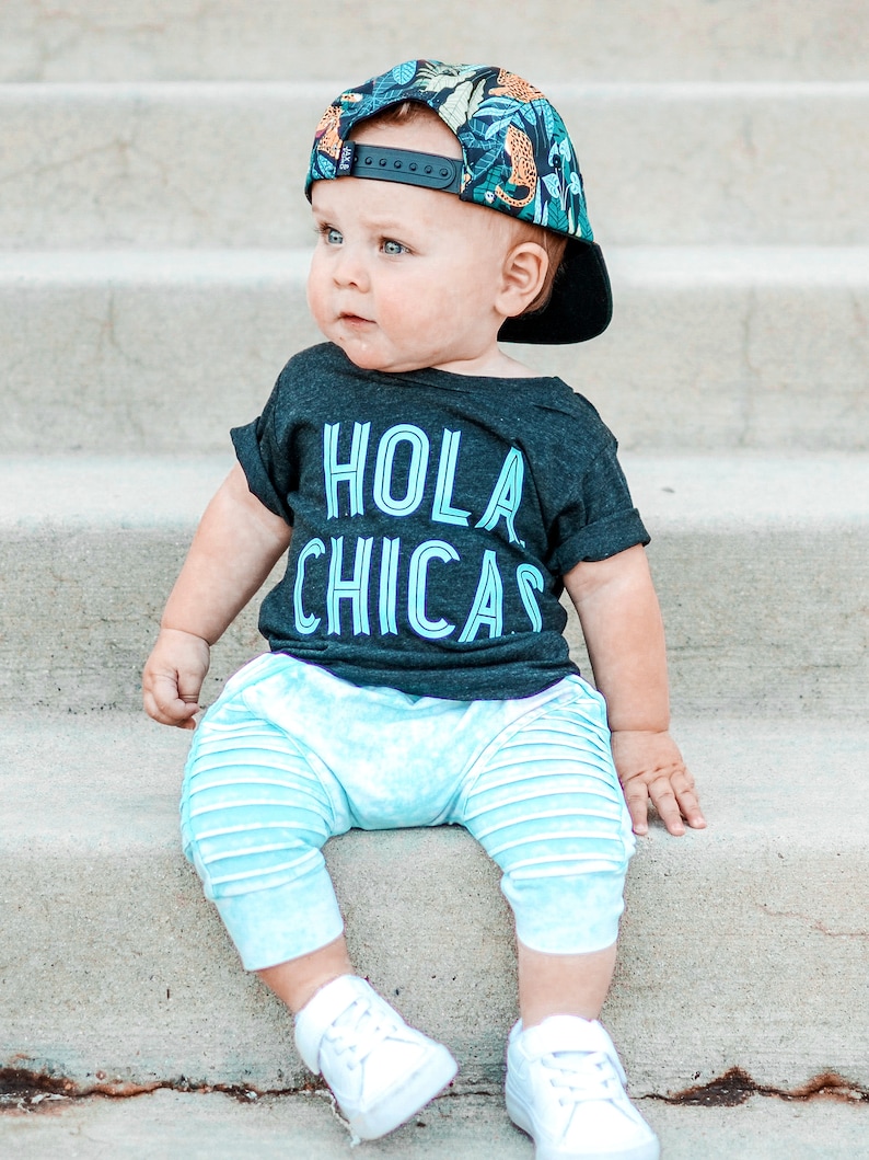 HOLA CHICAS T-shirt för småbarn, baby t-shirts för pojkar, pojkkläder, hola-tröja för pojkar 2t 3t 4t, babykläder för pojkar, spanska barntröjor för pojkar bild 3