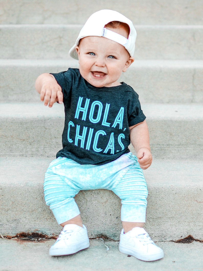 HOLA CHICAS T-shirt för småbarn, baby t-shirts för pojkar, pojkkläder, hola-tröja för pojkar 2t 3t 4t, babykläder för pojkar, spanska barntröjor för pojkar bild 4