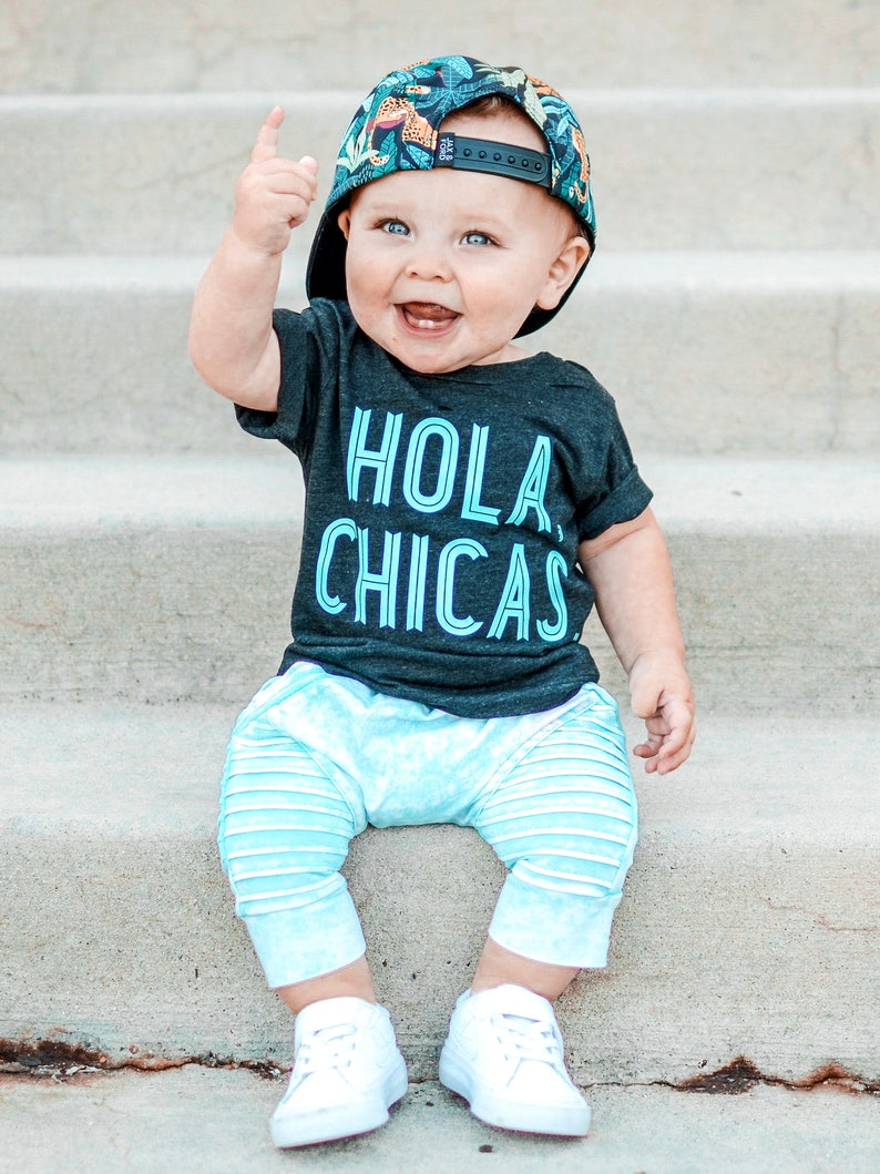 HOLA CHICAS T-shirt för småbarn, baby t-shirts för pojkar, pojkkläder, hola-tröja för pojkar 2t 3t 4t, babykläder för pojkar, spanska barntröjor för pojkar bild 2