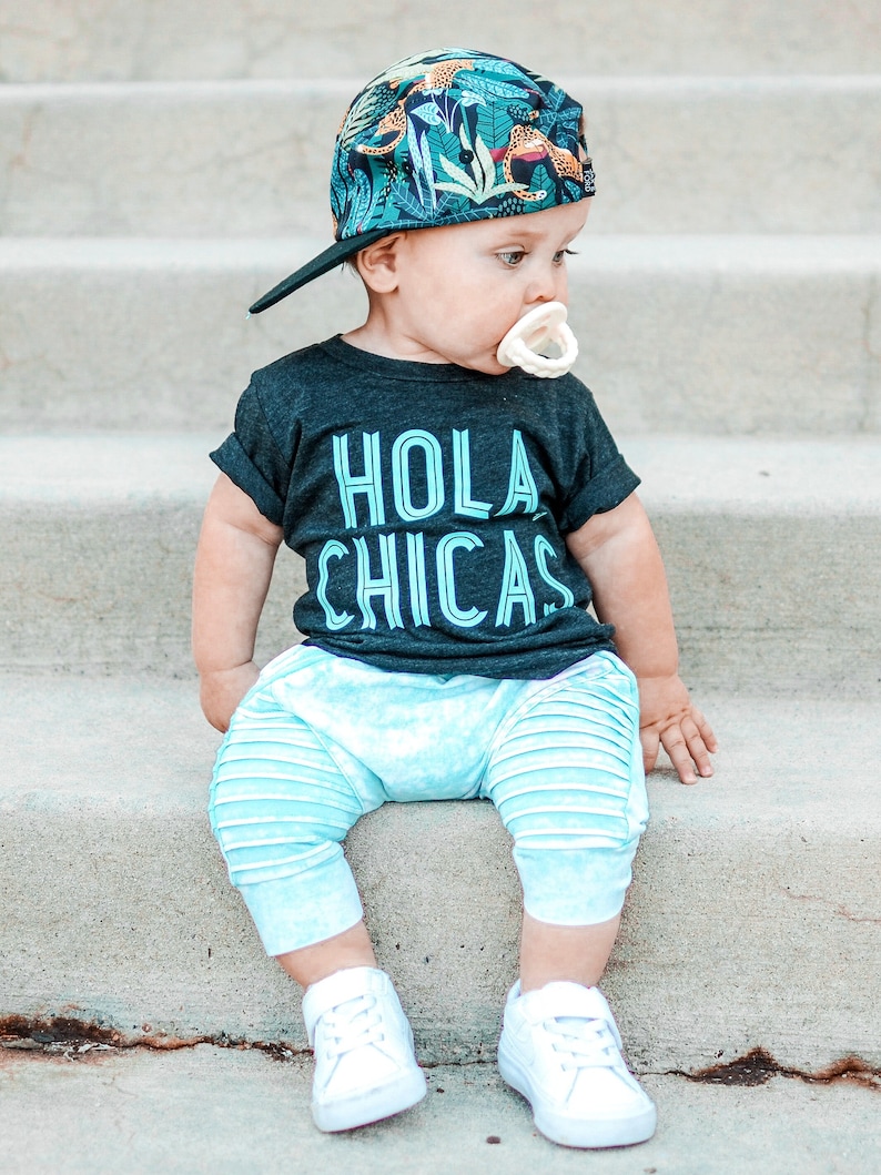 HOLA CHICAS T-shirt för småbarn, baby t-shirts för pojkar, pojkkläder, hola-tröja för pojkar 2t 3t 4t, babykläder för pojkar, spanska barntröjor för pojkar bild 1