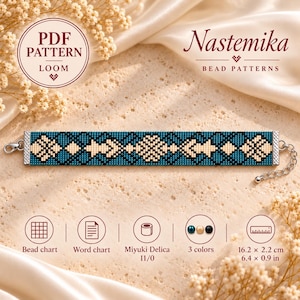 Può includere: Un braccialetto di perline realizzato a telaio con un motivo geometrico in perline color ottanio, nero e crema. Il bracciale presenta terminali in metallo argentato, una chiusura a moschettone e una catenella. Testo: PDF PATTERN LOOM, Nastemika BEAD PATTERNS, 16,2 x 2,2 cm.