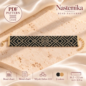 Puede incluir: Pulsera de cuentas negras y doradas con un patrón geométrico de diamantes, acabada con terminales de metal dorado, cierre de mosquetón y cadena extensora. El diseño mide 16,2 x 2,2 cm y utiliza cuentas Miyuki Delica 11/0.