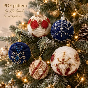 Puede incluir: Cinco adornos navideños esféricos decorados con intrincados abalorios en patrones rojos, blancos y azules. El texto "PDF pattern by Nastemika Set of 5 patterns" es visible en la esquina superior izquierda. Cada adorno tiene un gancho dorado.