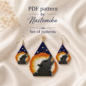 Può includere: Un set di gioielli composto da due orecchini di perline e un ciondolo abbinato, con un design a silhouette di lupo in blu scuro, arancione e bianco. Il testo recita: PDF pattern by Nastemika Set of patterns. Gli articoli sono fatti di perline.