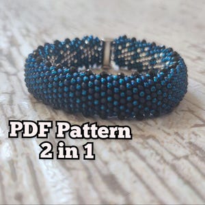 Może przedstawiać: Bransoletka z niebieskich i czarnych koralików ze srebrnym zapięciem. Bransoletka leży na drewnianej powierzchni. Pod bransoletką widoczny jest tekst "PDF Pattern 2 in 1".