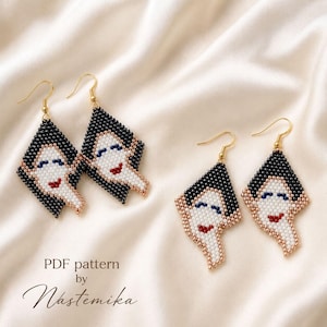 Può includere: Due paia di orecchini di perline a forma di diamante con un design stilizzato del viso con capelli neri, pelle bianca, occhi blu e labbra rosse. Gli orecchini pendono da ganci color oro. Il testo in basso recita: PDF pattern by Nastemika.
