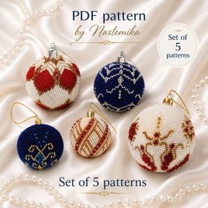 Peut inclure: Cinq ornements sphériques recouverts de perles complexes avec des motifs géométriques rouges, blancs et bleus. Chaque ornement possède un capuchon métallique et une boucle de suspension. Texte : PDF pattern by Nastemika et Set of 5 patterns.