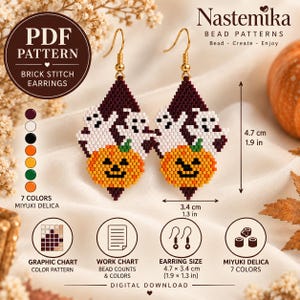 Pode incluir: Um par de brincos em ponto tijolo em forma de diamante com um design de Halloween de fantasmas brancos e uma abóbora laranja sobre um fundo bordô escuro. Os brincos medem 4,7 cm por 3,4 cm e usam sete cores de contas Miyuki Delica.