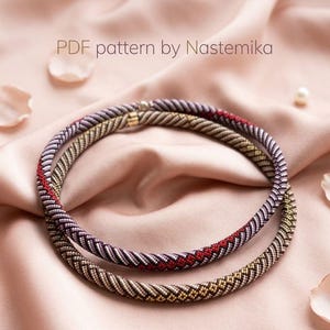 Puede incluir: Dos collares circulares de cuentas con patrones geométricos complejos. Uno muestra cuentas moradas, rojas y blancas en diseño de espiga, mientras que el otro tiene cuentas doradas, marrones y blancas. El texto PDF pattern by Nastemika es visible.