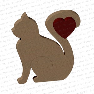 Puede incluir: Un recorte de madera de un gato sentado con la cola enroscada en forma de corazón. El gato es marrón y el corazón es rojo.