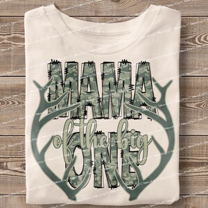 Camuflagem Mama Of the Big One Old Camo PNG, Pesca Caça Sublimação Design Digital Lake Beach Country Camisa Design Old School Aniversário