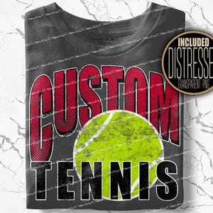 Puede incluir: Camiseta gris oscuro con las palabras "CUSTOM TENNIS" en rojo y blanco, con un gr&aacute;fico de pelota de tenis desgastada. La camiseta tiene un aspecto vintage y desgastado.
