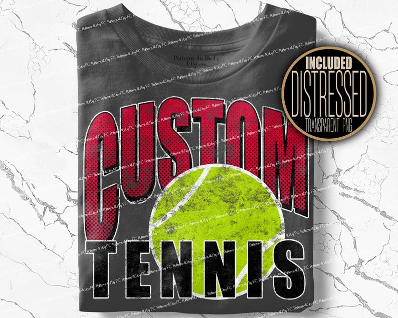 Puede incluir: Camiseta gris oscuro con las palabras "CUSTOM TENNIS" en rojo y blanco, con un gr&aacute;fico de pelota de tenis desgastada. La camiseta tiene un aspecto vintage y desgastado.