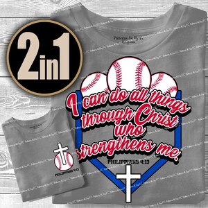 Może przedstawiać: Dwie szare koszulki, jedna duża i jedna mała, z motywami baseballowymi. Większa koszulka ma piłki do baseballu i napis "Wszystko mogę w Tym, który mnie umacnia." Mniejsza koszulka ma piłkę do baseballu i krzyż.