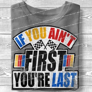 Se você não for o primeiro, será o último PNG, Design de camisa para o dia da corrida, Carro de corrida para torcida de corrida, Sublimação retrô para mamãe e papai, Equipe de corrida DTF DTG