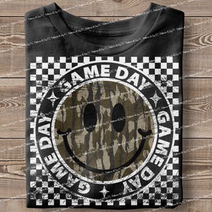 Camouflage Old Camo Smiley Retro Damier Game Day PNG Coquette Chasse au canard Sublimation Chemise de sport numérique Design Mascotte Old School DTF