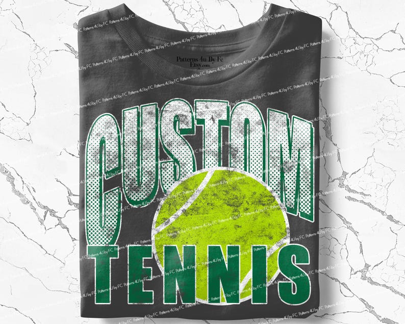 Puede incluir: Una camiseta gris oscuro con las palabras "CUSTOM TENNIS" en blanco y verde, con un gr&aacute;fico de pelota de tenis. La camiseta tiene un aspecto desgastado y vintage.