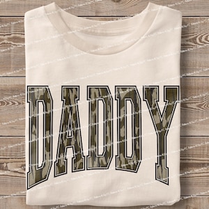 DADDY PNG Varsity Old Camo Dad, Camouflage Papa Jersey Font Father Grandpa, Design de sublimação de caça Western Country, Download instantâneo