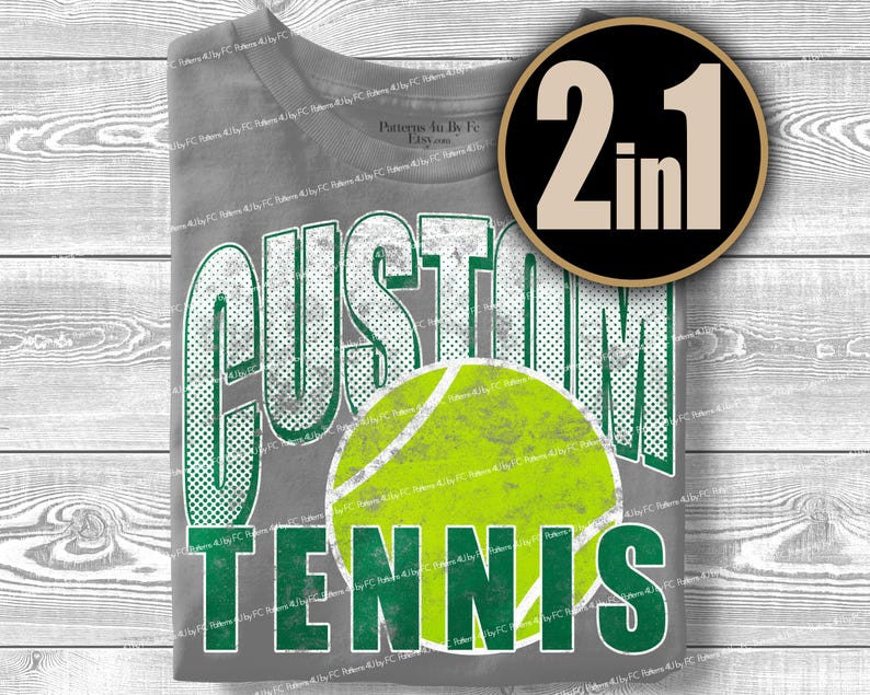 Puede incluir: Camiseta gris con las palabras "CUSTOM TENNIS" en una fuente verde y blanca desgastada, con un gr&aacute;fico de pelota de tenis. Un c&iacute;rculo negro y dorado con el texto "2 en 1" est&aacute; en la esquina superior derecha.