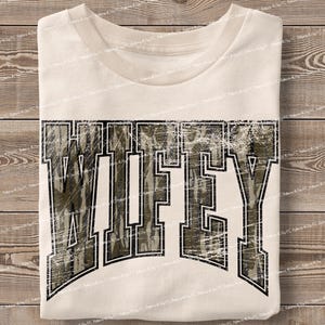 Wifey Camo, Wifey Camouflage Old Camo PNG, chasse en plein air Sublimation Design numérique mascotte Country Shirt Design Old School cadeau pour elle