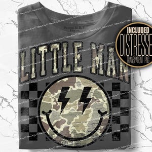 K&ouml;nnte beinhalten: Graues T-Shirt mit dem Text "LITTLE MAN" in einer verblassten Schriftart im College-Stil. Darunter befindet sich ein Smiley mit Blitzaugen und einem Camouflage-Muster. Das Shirt hat ein Schachbrettmuster.