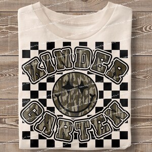 Camiseta de jardín de infantes estilo retro desgastada PNG, diseño de camiseta de profesor con camuflaje de la vieja escuela, diseño de camiseta de regreso a clases por sublimación, para niños, DTF digital DTG