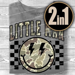 K&ouml;nnte beinhalten: Graues T-Shirt mit dem Text "LITTLE MAN" in einem Camouflage-Design. Das Shirt zeigt ein Smiley-Gesicht mit Blitzen und einem Camouflage-Muster. Schwarz-wei&szlig;es Schachbrettmuster an den Seiten. Eine runde Grafik zeigt "2 in 1".