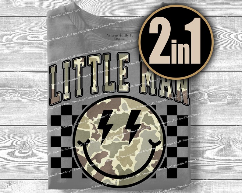 K&ouml;nnte beinhalten: Graues T-Shirt mit dem Text "LITTLE MAN" in einem Camouflage-Design. Das Shirt zeigt ein Smiley-Gesicht mit Blitzen und einem Camouflage-Muster. Schwarz-wei&szlig;es Schachbrettmuster an den Seiten. Eine runde Grafik zeigt "2 in 1".