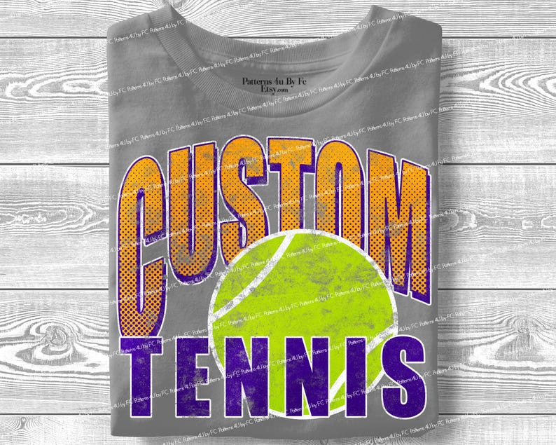Puede incluir: Camiseta gris con las palabras "CUSTOM TENNIS" en naranja y morado, con un gr&aacute;fico de pelota de tenis. La camiseta tiene un aspecto desgastado y vintage.