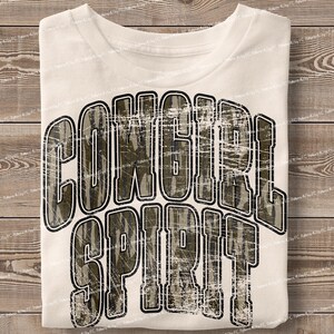 Esprit cow-girl rétro du Sud, fille de l'ouest à la mode PNG vintage camo country en détresse camouflage sublimation design pour chemise DTF