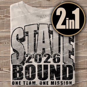 Puede incluir: Camiseta crema con un gráfico negro desgastado que dice "STATE 2026 BOUND" y "ONE TEAM. ONE MISSION." Un distintivo circular con "2 en 1" está en la esquina superior derecha. La camiseta está sobre una superficie de madera.
