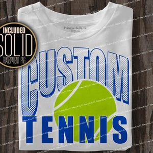 Puede incluir: Camiseta blanca con las palabras "CUSTOM TENNIS" en azul, con un gr&aacute;fico de pelota de tenis verde. La palabra "CUSTOM" tiene un patr&oacute;n de puntos. Un gr&aacute;fico circular en la esquina superior izquierda dice "INCLUDED SOLID TRANSPARENT PNG".
