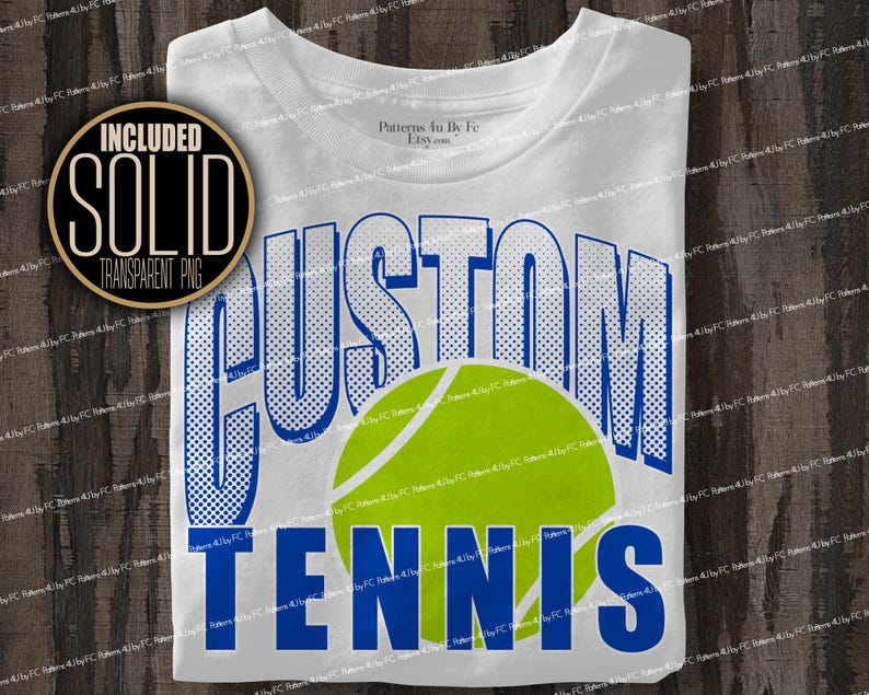 Puede incluir: Camiseta blanca con las palabras "CUSTOM TENNIS" en azul, con un gr&aacute;fico de pelota de tenis verde. La palabra "CUSTOM" tiene un patr&oacute;n de puntos. Un gr&aacute;fico circular en la esquina superior izquierda dice "INCLUDED SOLID TRANSPARENT PNG".