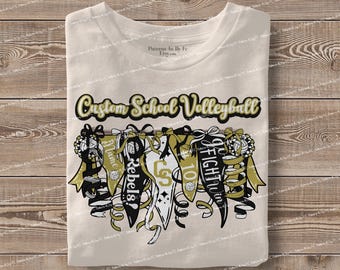 Könnte beinhalten: Cremefarbenes T-Shirt mit dem Text "Custom School Volleyball" in Schwarz und Gold. Darunter befinden sich Wimpel mit Volleyball-Motiven, Bändern und den Worten "Rebels" und "Fight Win".