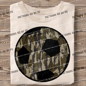 Balón de fútbol de camuflaje antiguo PNG, diseño digital de sublimación de cámara de caza, diseño de camiseta de equipo de mascota de país de la vieja escuela.