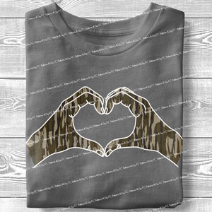 Coração Mãos PNG, Coração Sinal Amor Dia Dos Namorados Coração Forma Mãos Camuflagem, Camo Amor Mãos PNG Camuflagem Pato Sublimação Design Camisa