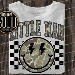 K&ouml;nnte beinhalten: Wei&szlig;es T-Shirt mit dem Text "LITTLE MAN" in einem Camouflage-Design. Darunter ein Smiley mit Blitzen und einem Camouflage-Muster. Schwarz-wei&szlig;es Schachbrettmuster an den Seiten.