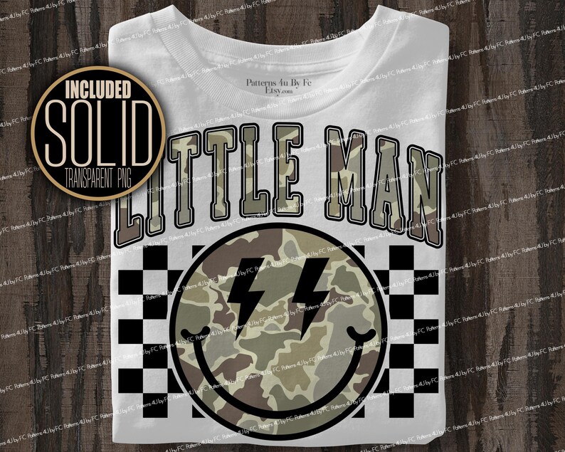 K&ouml;nnte beinhalten: Wei&szlig;es T-Shirt mit dem Text "LITTLE MAN" in einem Camouflage-Design. Darunter ein Smiley mit Blitzen und einem Camouflage-Muster. Schwarz-wei&szlig;es Schachbrettmuster an den Seiten.